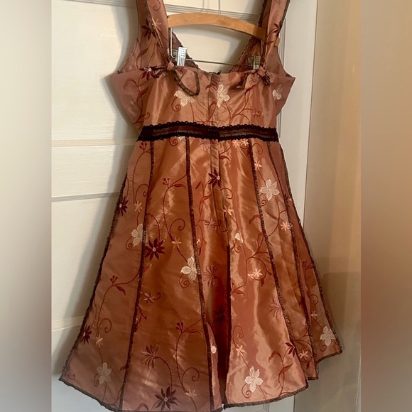 •SHRINE OF HOLLYWOOD BRAND DRESS ~VINTAGE STYLE PLEATED WITH FLORAL EMBROIDERY! - Picture 2 of 15
